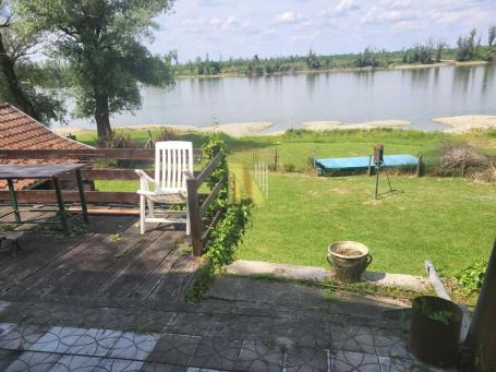 Vikendica sa sopstvenom plažom na Dunavu – Čerević
