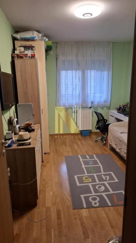 Stan u strogom centru grada u novijoj zgradi – odlična lokacija, parking mesto uključeno
