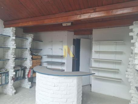 Ulični lokal PARKING ISPRED pogodan za razne vrste delatnosti
