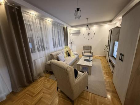 Trosoban stan sa svojim dvorištem (cca 40m2) i pripadajućim parking mestom