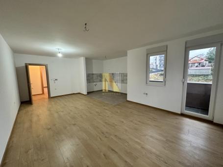 Trosoban, neuseljavan stan u novogradnji, Tatarsko brdo