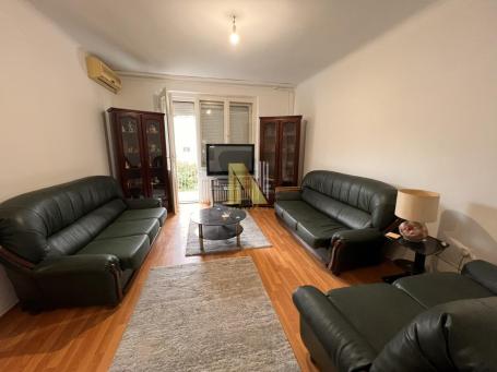 Prodaje se stan salonskog tipa u Maksima Gorkog ulici