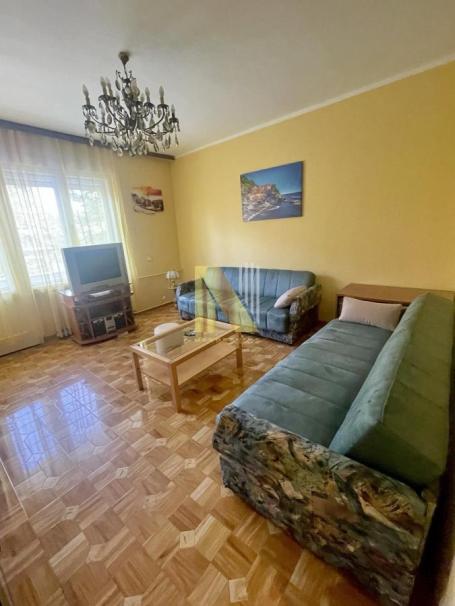 Izdaje se dvosoban namešten stan u blizini centra
