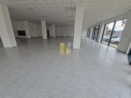 Veliki poslovni prostor u prizemlju, 520m2 – mogućnost podele na dve celine