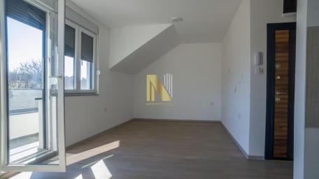 NEUSELJAVAN TROIPOSOBAN STAN OD  78m², HOLLYWOOD HILL, PETROVARADIN