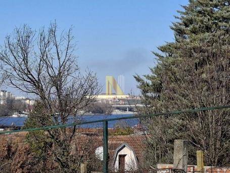 Plac na najboljem delu Popovice - Kip - pogled na Dunav, novi most i tvrđavu