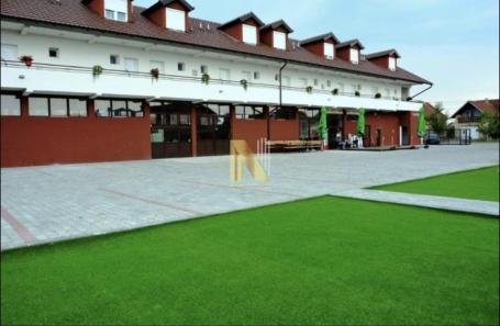 Izdaje se poslovna zgrada - apartmani, poslovni prostor i kafić - 40 parking mesta - Sajlovo