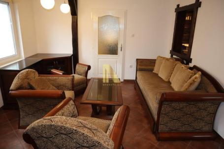 Izdaje se kompletno opremljen dvosoban stan – 52m² – dvorišna strana, II sprat