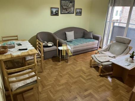 Namešten jednoiposoban stan u Centru