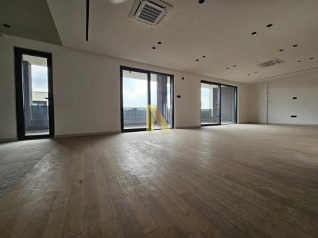 Retko i ponudi, stan površine 221m2 sa krovnom terasom od 220m2 i garažnim mestom