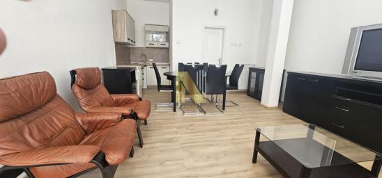 Ulični lokal na dva nivoa blizina Bulevara oslobođenja