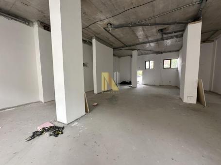 Lokal na prometnoj lokaciji + 2 parking mesta