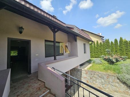 Nameštena kuća sa pomoćnim objektom i placem od 800m2