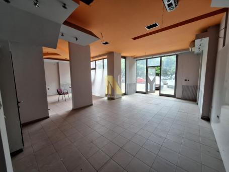 Ulični lokal PARKING ISPRED pogodan za razne vrste delatnosti