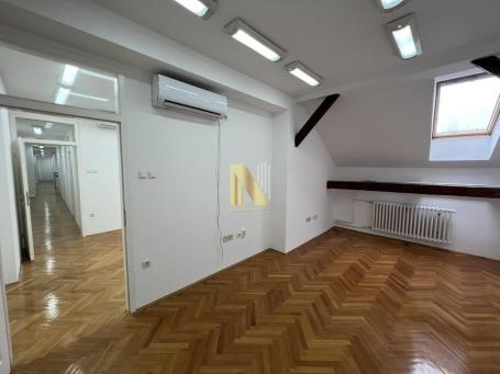 Renoviran Poslovni Prostor u strogom Centru grada