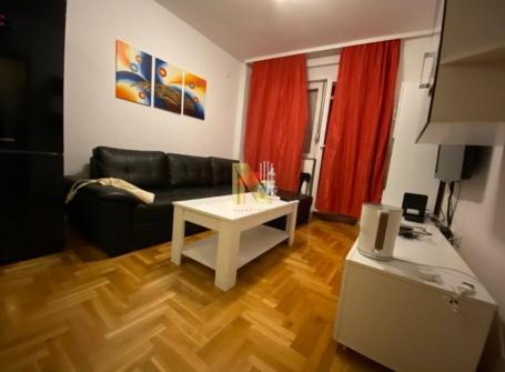 Nov moderno namešten stan u neposrednoj blizini centra grada