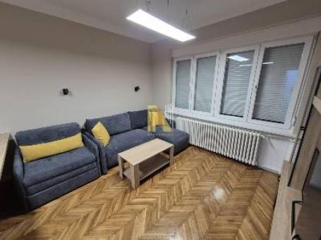 Kompletno renovirana i nameštena garsonjera, Centar