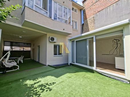 Stambeno/poslovni prostor u centru - 150m2 dvorište - 2 parking mesta u ceni
