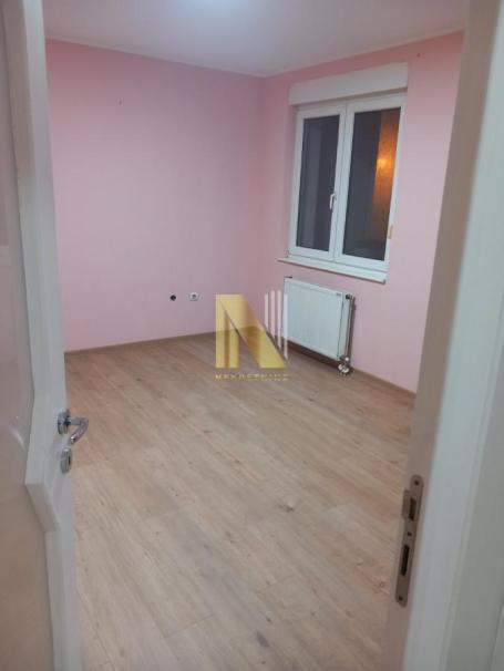 Dvosoban stan na atraktivnoj lokaciji, Odlična investicija,  sa parking mestom u dvorištu zgrade