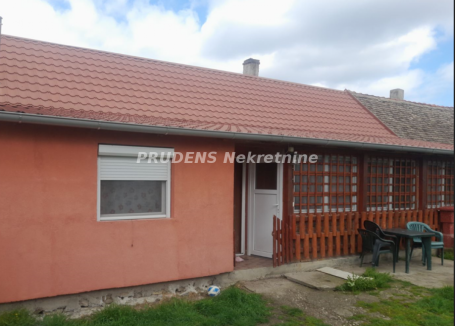 Lepa, prizemna kuća u Karlovčiću