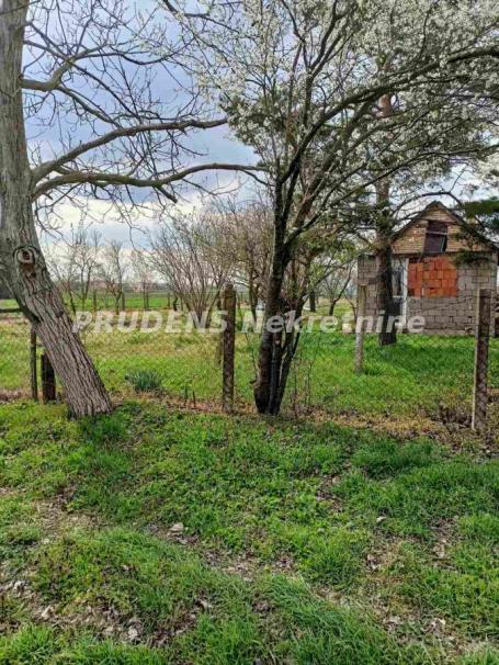Sremski Mihaljevci, kućica na placu