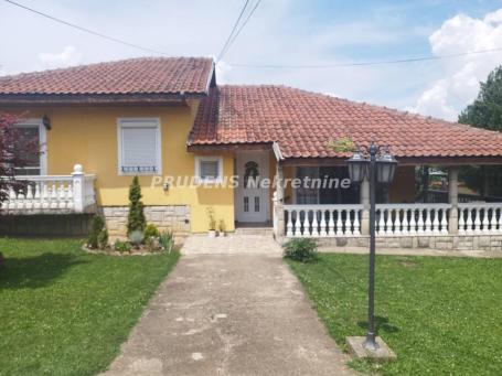 Surčin, dve prelepe prizemne kuće