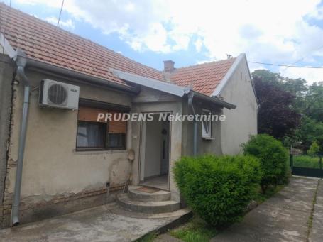 Manja kuća na velikom placu-Surčin