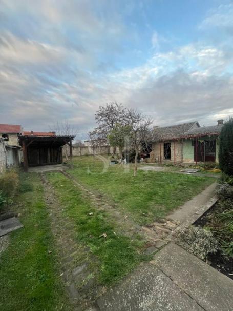 KUČA ! DVE KUĆE NA PRODAJU! MLAKE!