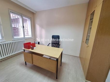 POSLOVNI PROSTOR-KANCELARIJA 11M2 CENTAR GRADA 25000EU