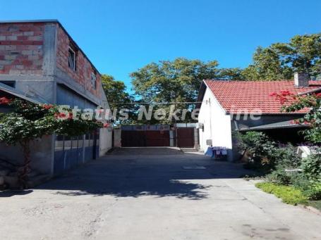 Novi Sad-Uknjižena kuća sa Radionicom i Poslovnim prostorom na glavnom putu- 065/385-8880