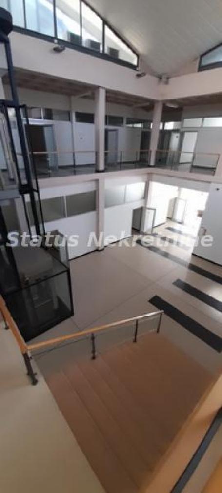 Bulevar-TROETAŽNI VELIKI POSLOVNI PROSTOR 1700 m2 SA AMFITEATROM-potreban DEPOZIT