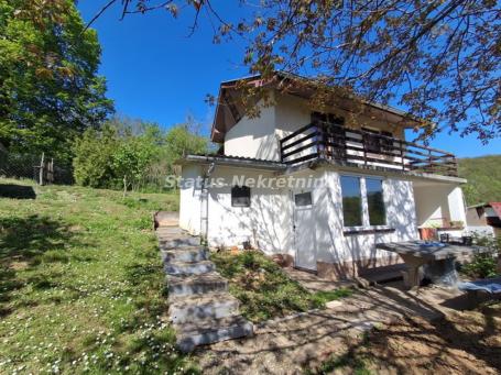 Rakovac-Kuća 67 m2 na Fantastičnoj Zelenoj Oazi sa Terasom i Pogledom za kupce sa Posebnim Stilom Ži