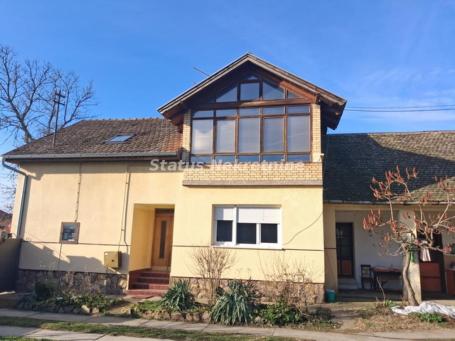 Futog-Centar-Uknjižena Porodična kuća 200 m2 sa tri Kancelarije na Top Lokaciji-065/385 8880