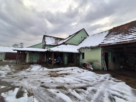 Begeč-Porodična kuća 137 na Glavnom putu za Novi Sad na Placu od 1000 m2-065/385 8880