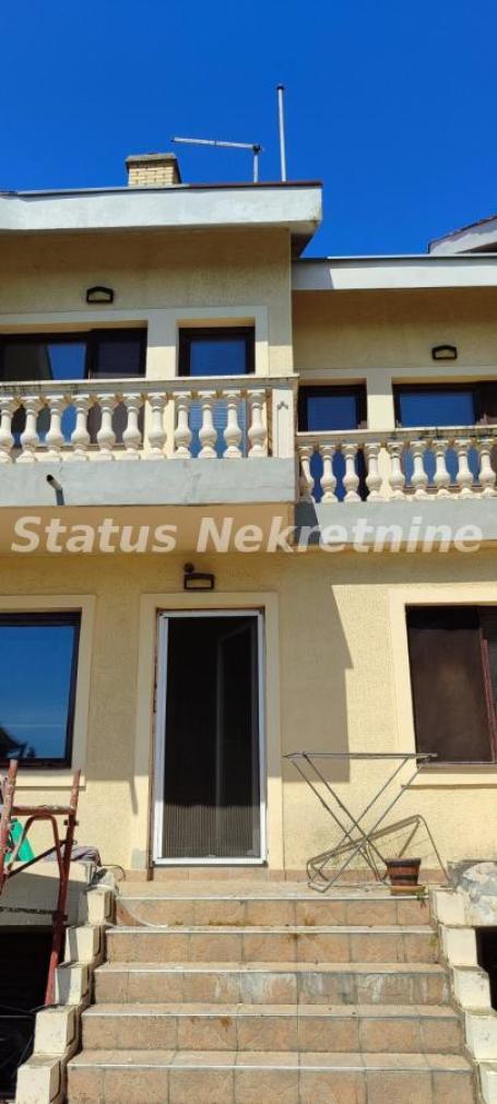 Kuća 420 m² sa 3 kupatila u Temerinu