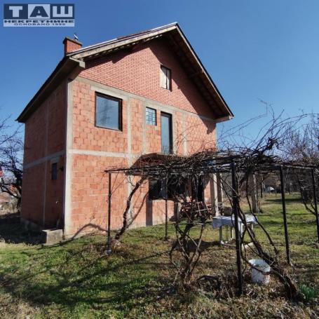 NEZAVRŠENA KUĆA U KOŠUTNJAKU