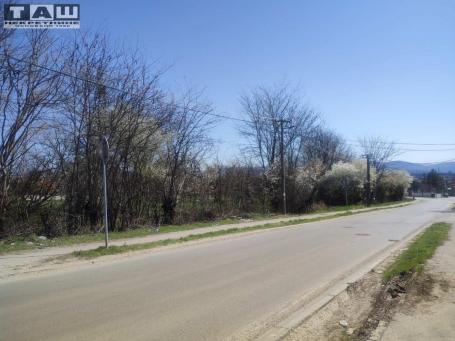 PLAC U VINOGRADIMA  U BLIZINI TENISKIH TERENA
