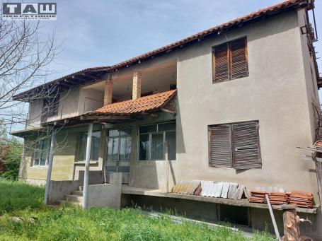 KUĆA SA VELIKIM DVORIŠTEM U CVETOJEVCU