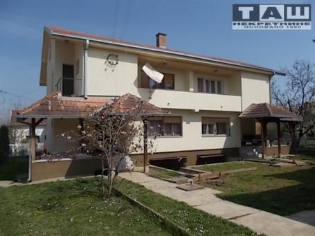 DVE PORODIČNE KUĆE U KORIĆANIMA