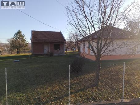 PLAC SA DVE KUĆE U NASELJU BELOŠEVAC