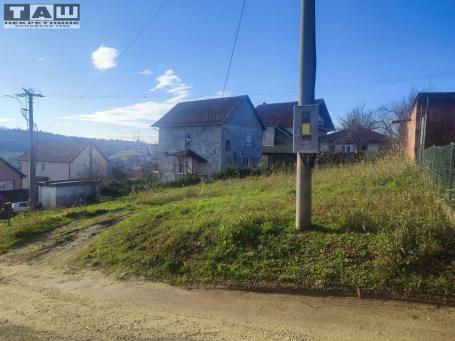 PLAC NA UGLU DVE ULICE