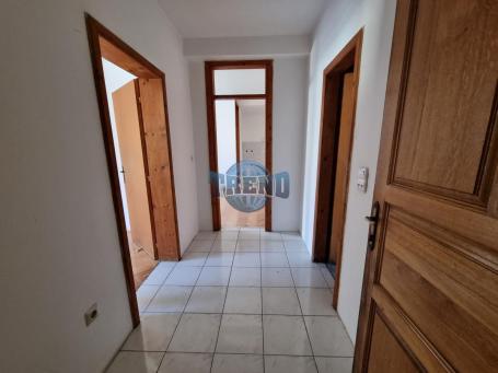 Trosoban stan 74 m², prvi sprat, širi centar,  kod marketa Lav, Svilajnac
