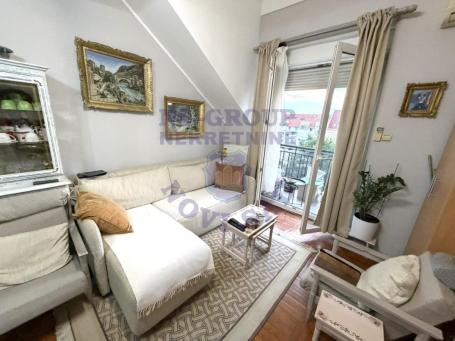 Kompletno namešten trosoban triplex na Novoj Detelinari. 