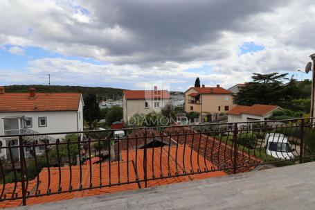 Pula, kuća sa poslovnim prostorom i dva stana!