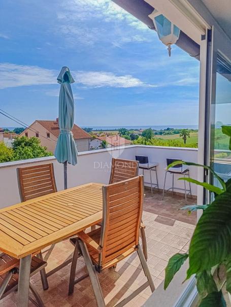 Novigrad, predivan stan s 400 m do plaže s pogledom na more!