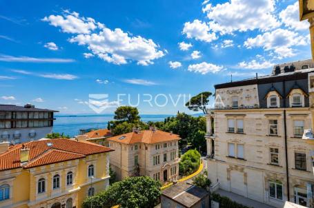 Opatija, centar, luksuzan penthouse 220 m² s krovnom terasom i dva parkirna mjesta