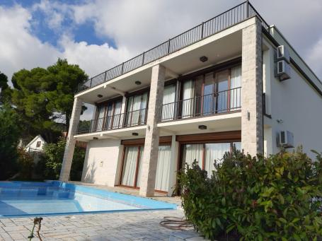 Elegantna vila na prodaju u mirnom, zelenom delu Bara