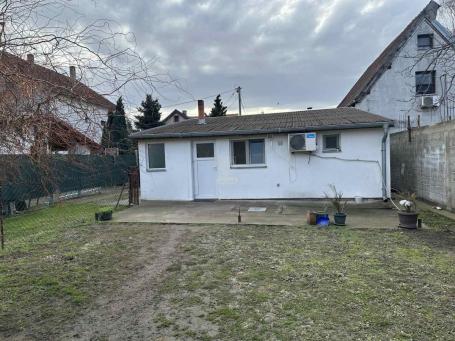 Borča kuća 47kv,  Uknjiženo sa 2,5 ari placa 81.000 e