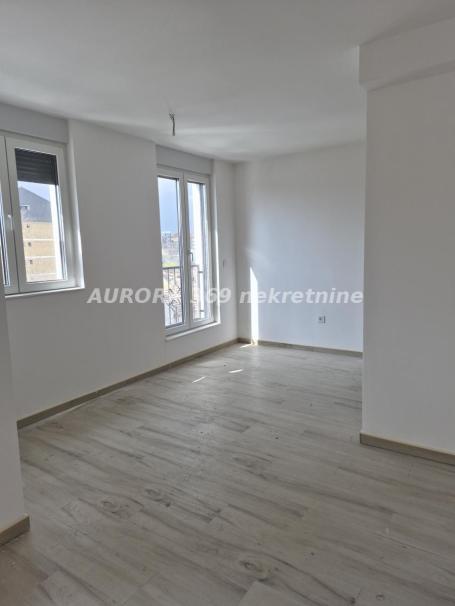 NAJLUKSUZNIJA ZGRADA U RUMI. USELJIV. DVOSOBAN. 52m2