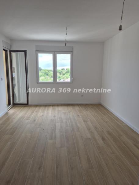 IRIG, NOVOGRADNJA, USELJIV, MOŽE KREDIT, DVOSOBAN, 53m2 i PARKING, ODLIČNA INVESTICIJA